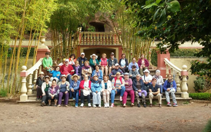 Un grupo de mayores del municipio disfrutan de la naturaleza con una convivencia en Osorio
