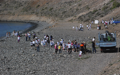 Cerca de un centenar de voluntarios participaron  en la limpieza de Bahía de Formas
